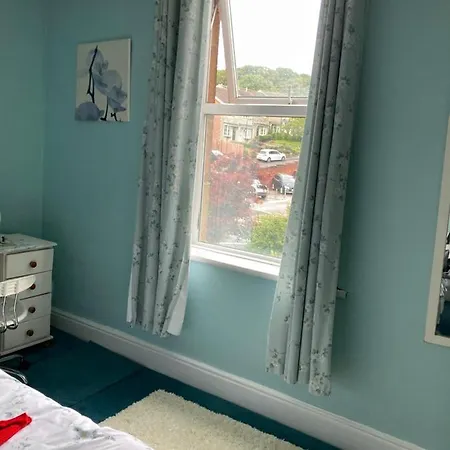 Large Double With Private Bathroom & Free Off Street Parking Homestay szállás
