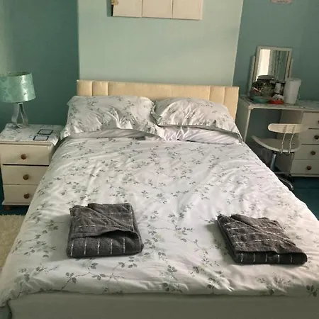 Large Double With Private Bathroom & Free Off Street Parking